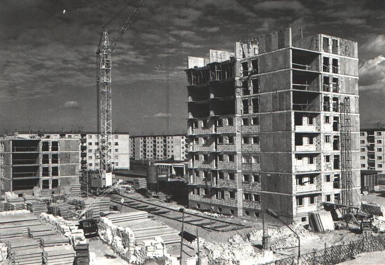 Budowa wieżowc&oacute;w na poznańskim Grunwaldzie. Zdjęcie z 1969 roku.<br /> 