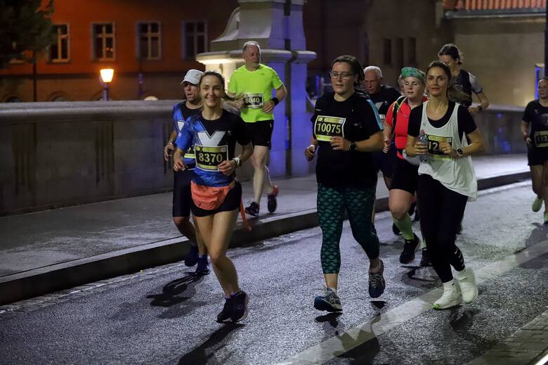 (15-16.06.2024) Blisko 11 tysięcy uczestników z trzydziestu krajów, wystartowało w jubileuszowym, 10. Nocnym Wrocław Półmaratonie.
