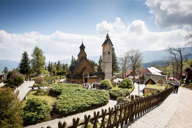 Wyjątkowy drewniany kościół znajduje się w Karpaczu, nieopodal szlaku, prowadzącego na Śnieżkę - najwyższy szczyt Karkonoszy.
