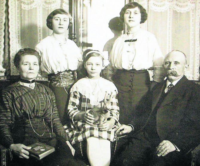 Sylwia Dullin (pierwsza z lewej) z koleżankami z pracy w Książnicy