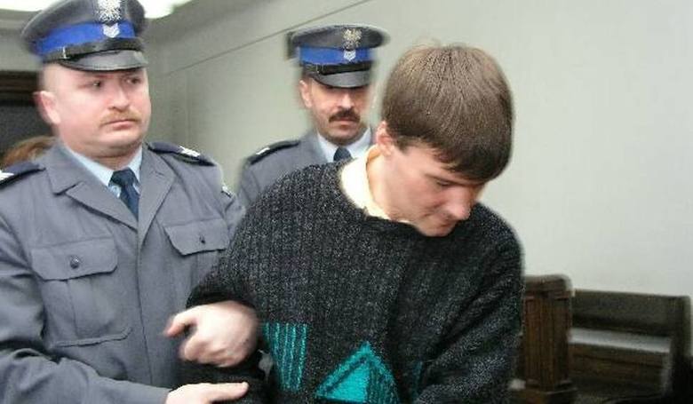<strong>Pedofil morderca</strong><br /> <br /> Krzysztof Bukacz z Białegostoku, pedofil i morderca, został skazany na dożywocie. Obecnie przebywa z zakładzie w Siedlcach. W grudniu 2000 r. zamordował siekierą swego ojczyma, a w czerwcu 2001 udusił kablem 10-letniego chłopca. Zwłoki wywiózł w torbie...