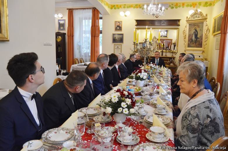 Andrzej Duda modlił się i fotografował wspólnie z parafianami oraz zjadł uroczyty obiad z duchownymi