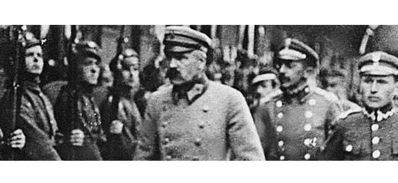 4 listopada Rada Regencyjna rozwiązała się, przekazując Józefowi Piłsudskiemu, jako Naczelnemu Dowódcy WP, całość posiadanej przez siebie władzy zwierzchniej