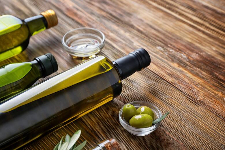 Oliwa z oliwek to polecany rodzaj tłuszczu, który można i warto jeść codziennie. Jej wybór jest jednak tak duży, że kupno tej najzdrowszej może przysparzać
