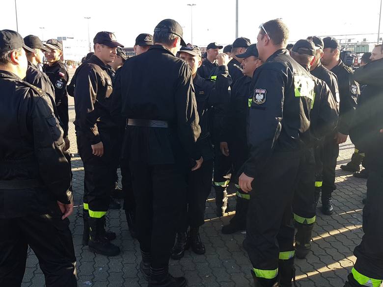 Strażacy wrócili ze Szwecji. W Świnoujściu powitał ich premier Polski Mateusz Morawiecki. Wczesnym rankiem do portu w Świnoujściu przybił prom z polskimi strażakami, którzy przez dwa tygodnie walczyli z pożarami trawiącymi lasy w środkowej Szwecji.<br /> 