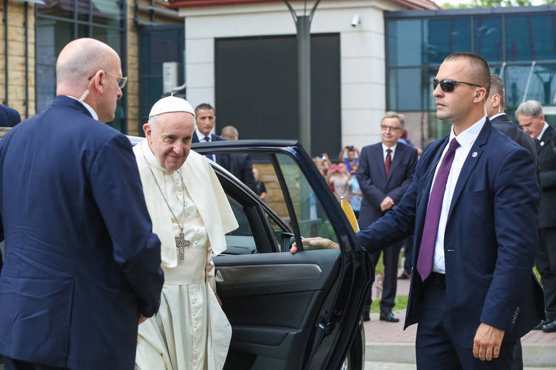Wizyta papieża w klinice zgromadziła dziesiątki pracowników