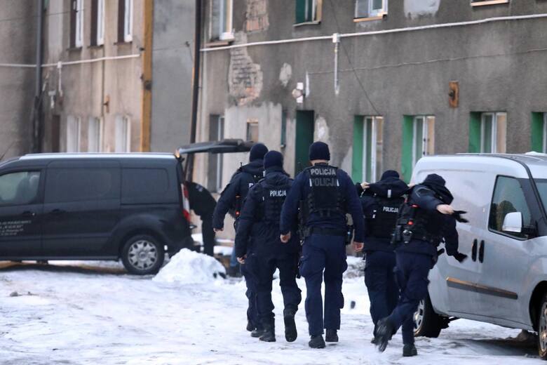 Funkcjonariusze wydziału Kryminalnego Komendy Miejskiej Policji ujawnili zwłoki 63-letniego mężczyzny w dzielnicy Wełnowiec w Katowicach 21 grudnia 2022