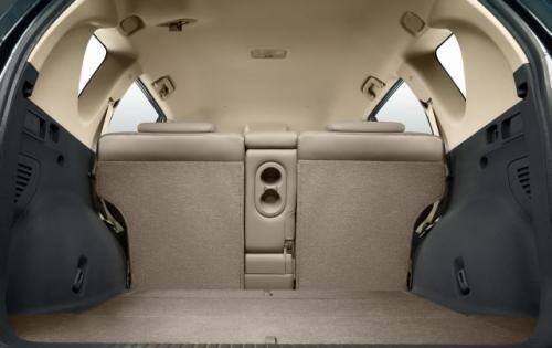 Fot. Toyota: Tylną kanapę można składać i przesuwać wzdłuż nadwozia w zakresie 16 cm. Bagażnik przy rozłożonych siedzeniach ma objętość 586 l.