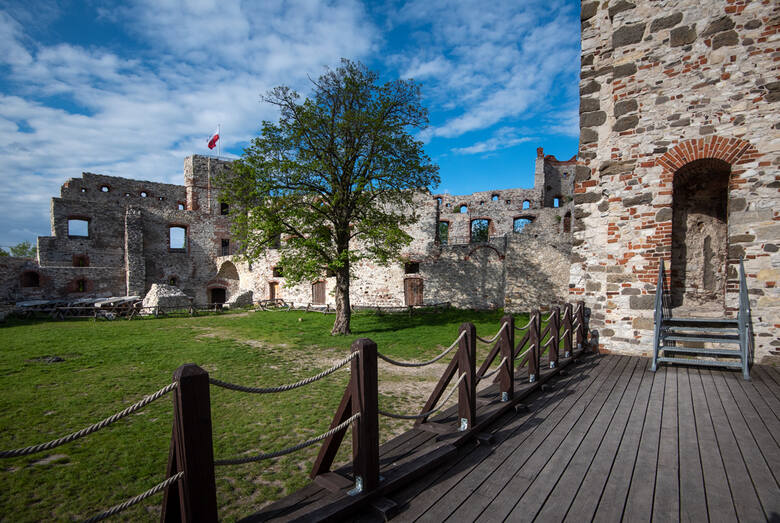Widok na dziedziniec, ruiny zamku oraz wejście do Wieży Nawojowej