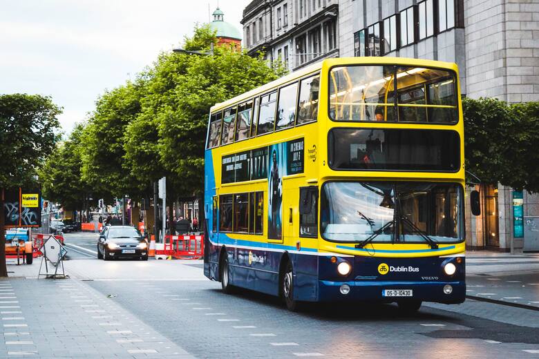 Przed 9 rano autobusy na irlandzkich ulicach są pełne dzieci i młodzieży. Tu lekcje zaczynają się trochę później niż w Polsce. Do szkół dzieci chętnie