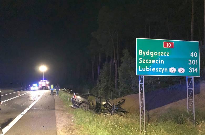 22 czerwca, Mała Nieszawka pod Toruniem. Młody kierowca BMW doprowadził do czołowego zderzenia z oplem - jego kierowca, 43-letni ojciec, zginął na miejscu.