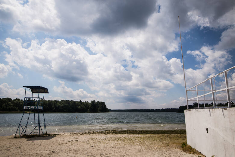 Pomosty nad jeziorem Ostrowskim stoją w piachu. Woda cofnęła się o 10-15 metrów 