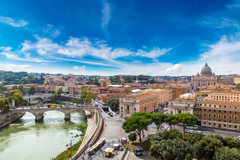 Widok na Rzym; po prawej Bazylika św. Piotra