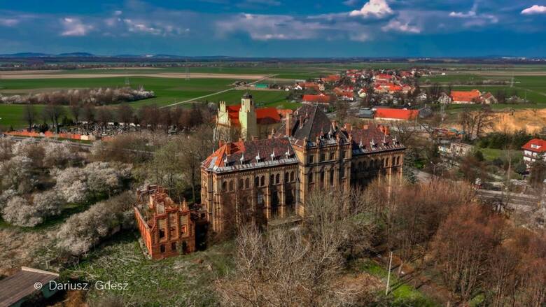 Pałac w Mokrzeszowie, czyli jedna z najbardziej mrocznych historii Dolnego Śląska. To właśnie tu miała być "fabryka aryjskich dzieci"