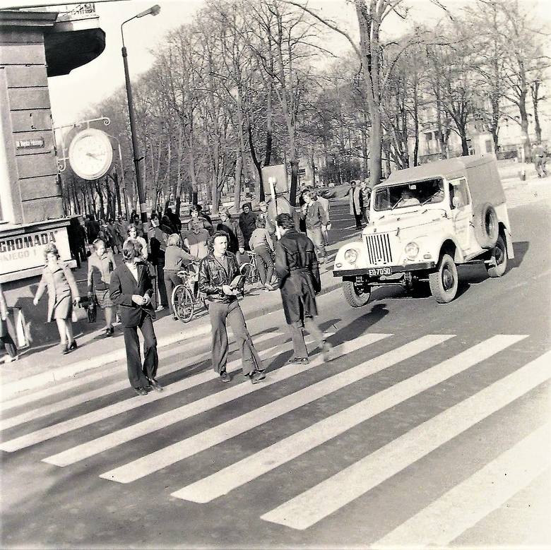 Pod zegarem na rogu al. Wojska Polskiego i Sienkiewicza wiosną 1974 roku