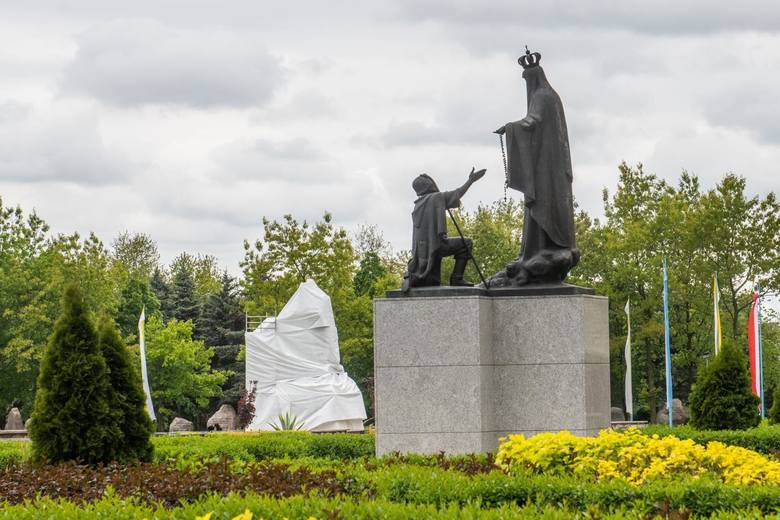 Pomnik księdza Makulskiego (po lewej) został zasłonięty przez księży Marianów w nocy z poniedziałku na wtorek, po emisji filmu "Tylko nie mów nikomu".