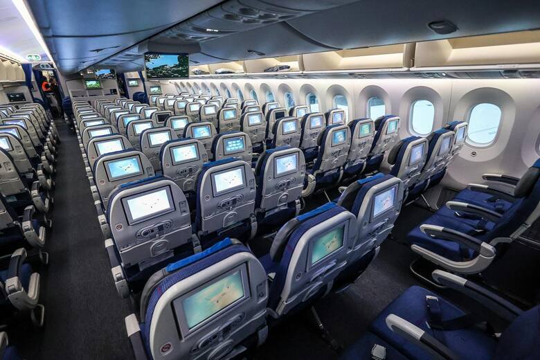 W niektórych samolotach z tyłu siedzeń zamontowane są ekrany dotykowe, które zapewniają pasażerom rozrywkę.