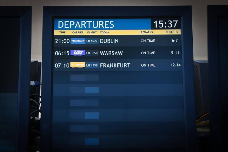Tablice informacyjne są na lotniskach dosłownie wszędzie. Informują o tym, kiedy zacznie się odprawa albo boarding.