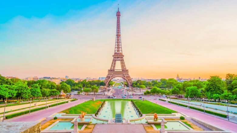 Widok na Wieżę Eiffla i Pole Marsowe w Paryżu 