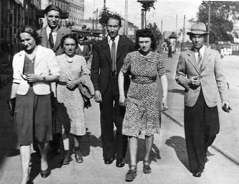 Na spacerze z przyjaciółmi na ulicy Wolskiej w 1943 r. Zygmunt Jatczak pierwszy z prawej