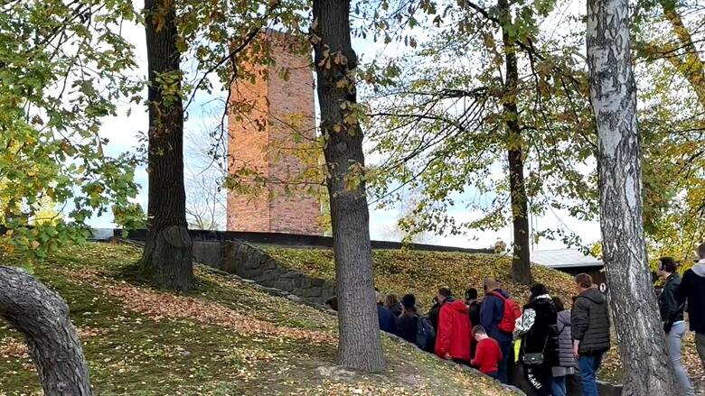 Wielkie wrażenie na odwiedzających Miejsce Pamięci wywołuje zwiedzenie wnętrza komory gazowej i krematorium nr I w obozie macierzystym, czyli Auschwitz