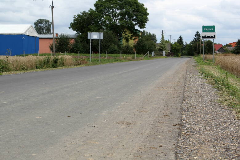 Droga w miejscowości Kępice