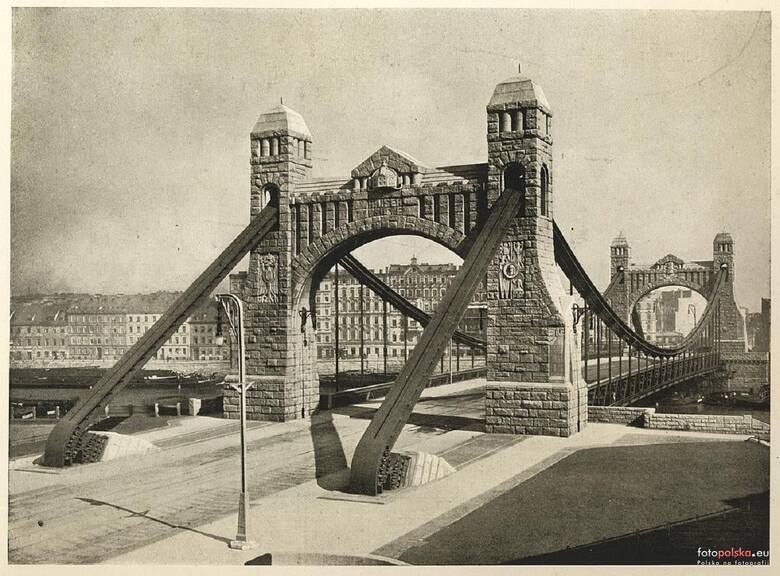 Most Grunwaldzki zaraz po otwarciu w 1910 r. Dokładnie przeprawę uruchomiono 10 października 1910 r. Widać charakterystyczne, nieistniejące dzisiaj wieżyczki.