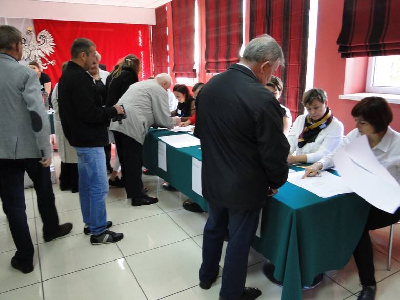 Mieszkańcy Przysuchy głosujący w lokalu wyborczym mieszczącym się w domu kultury.