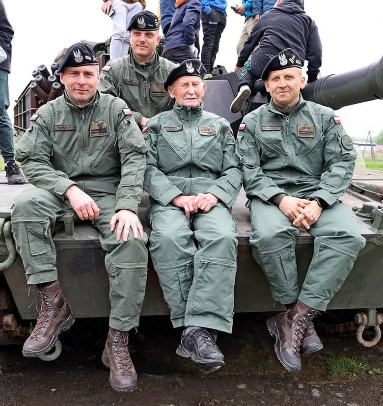 Żołnierze spełnili marzenie 106-letniego kapitana Tadeusza Lutaka, najstarszego żyjącego czołgisty Wojska Polskiego
