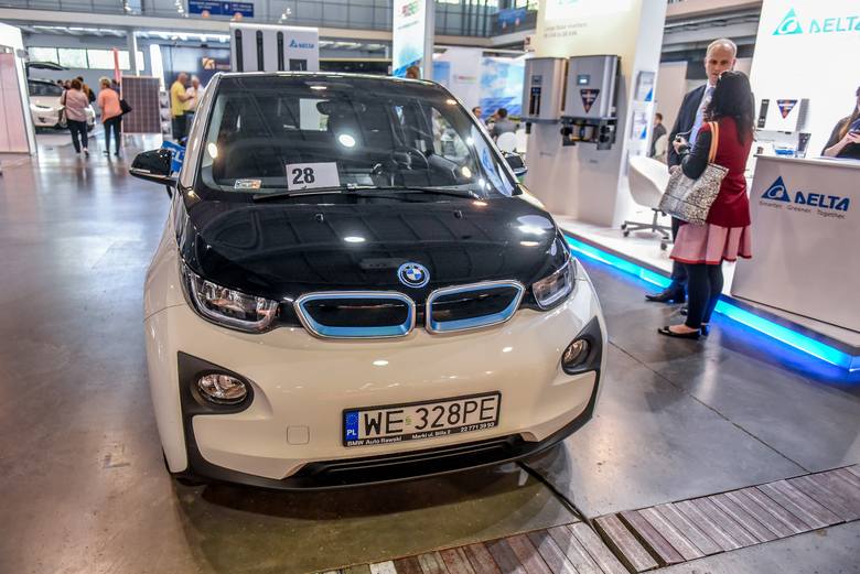 Po ulicach Poznania jeździ coraz więcej samochodów elektrycznych