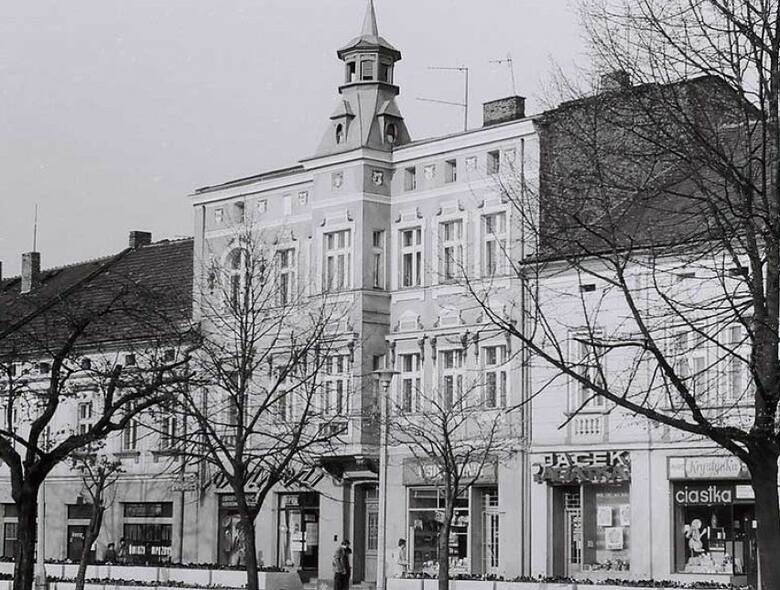 Popularne wśród oświęcimian sklepy "Jacek i Agatka" oraz księgarnia w sąsiednim budynku