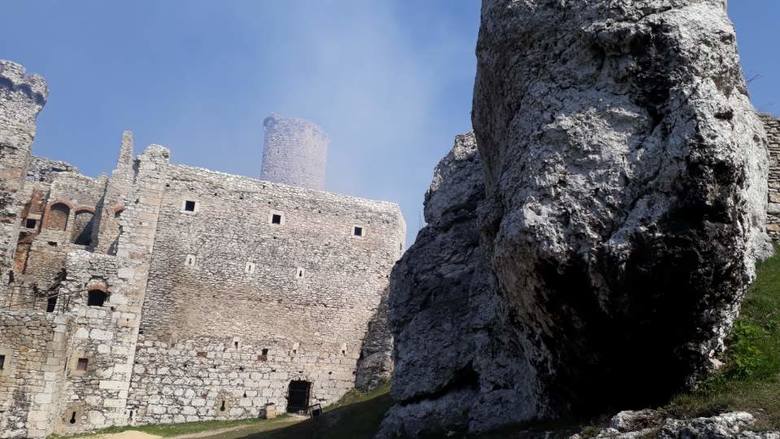Ogrodzieniec: zamek w Podzamczu strzeżony jak twierdza, bo gra w „Wiedźminie”. Kręcą serial dla Netflixa