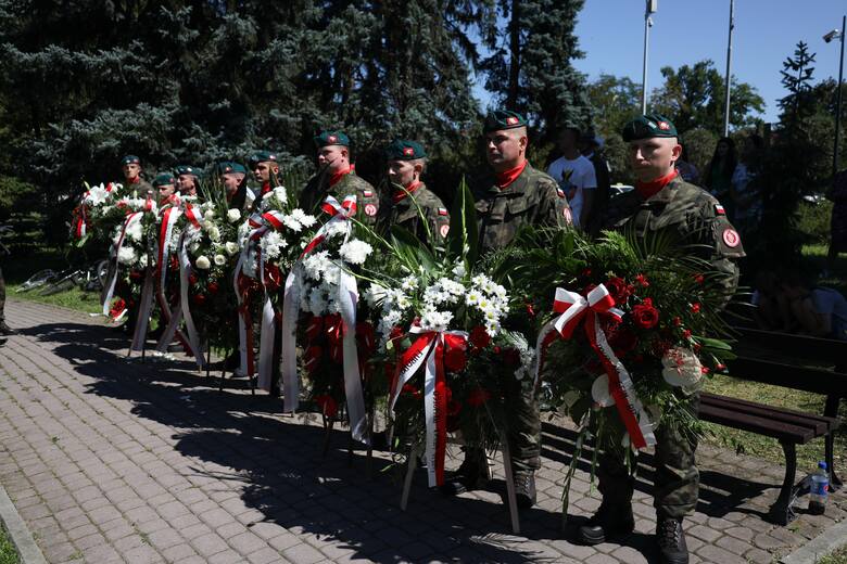 We wtorek 15 sierpnia o godz. 11:00 przed pomnikiem Sikorskiego w Parku Polonii z Macierzą w Rzeszowie odbyły się obchody Święta Wojska Polskiego.