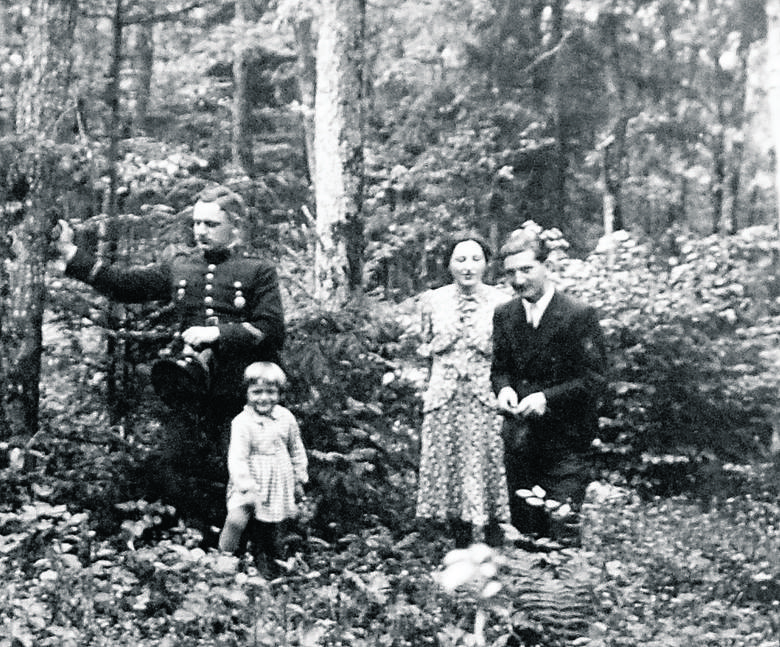 Drohobycz, rok 1939. Mała Ania z rodzicami Stanisławem i Stefanią Królami oraz ukochanym stryjkiem Franciszkiem Królem (z prawej), później zamordowanym