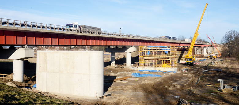 Budowlańcy wylewają kolejne podpory nowego mostu na S-3. Będzie on miał nie 10 jak obecny, ale osiem podpór. Wszystkie poza nurtem rzeki Odry.