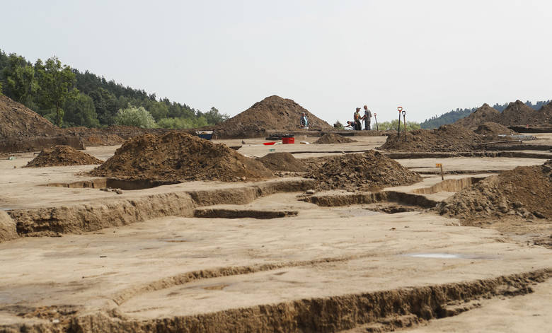 Wczesnosłowiańska osada w Jabłonicy Ruskiej.Archeolodzy natrafili na półziemiankę o kształcie kwadratu z ruiną pieca kamiennego w jednym z narożników. 