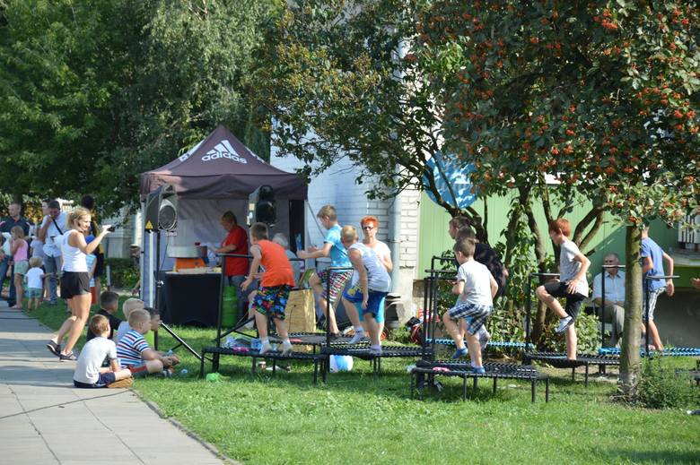 Piknik rodzinny na osiedlu H. Dąbrowskiego w Łowiczu [Zdjęcia]