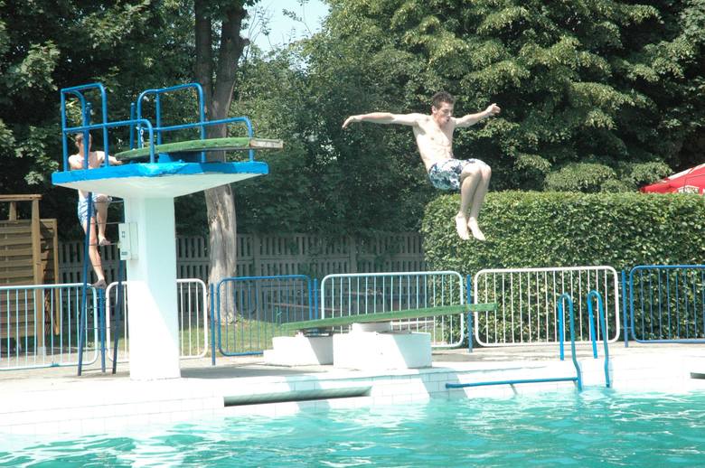 Trampolina na basenie odkrytym w Oleśnie jest już od 1936 roku. Po modernizacji również będą dwie deski do skoków.
