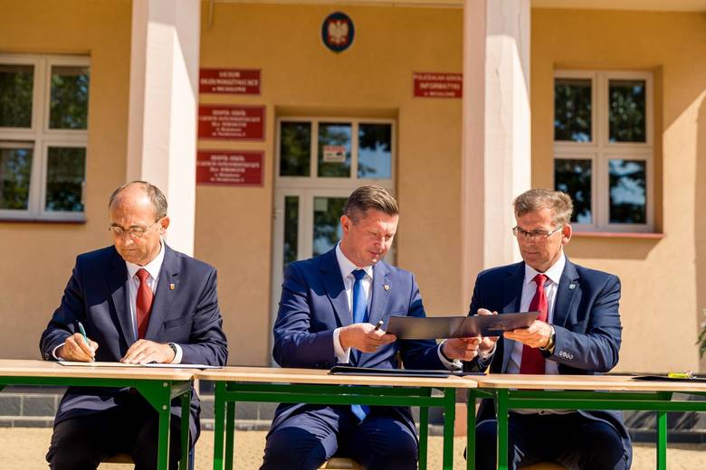 Roman Czepe (z lewej), Jan Perkowski i Marek Nazarko przed szkołą podpisali akty notarialne, pamiątkowy akt przekazania. Starosta przekazał też klucze burmistrzowi Michałowa.  