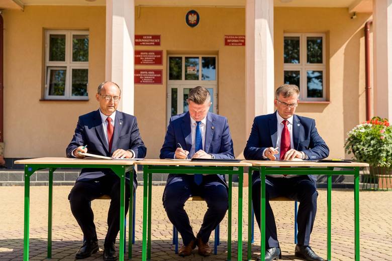 Roman Czepe (z lewej), Jan Perkowski i Marek Nazarko przed szkołą podpisali akty notarialne, pamiątkowy akt przekazania. Starosta przekazał też klucze burmistrzowi Michałowa.  