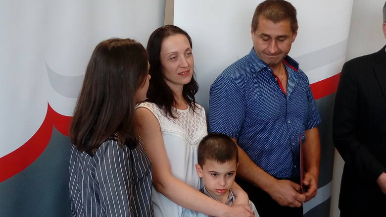 Andriej Sirowatskyi z żoną Tatianą i dziećmi: Dmytrem (wołają na niego Dima) i Olą (na nią Sasza) na spotkaniu z wicewojewodą lubuskim Wojciechem Perczakiem 