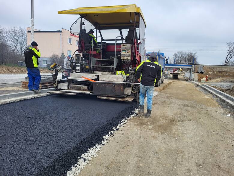 Drogowcy kładą już asfalt pod wiaduktem na ul. Krapkowickiej w Opolu.
