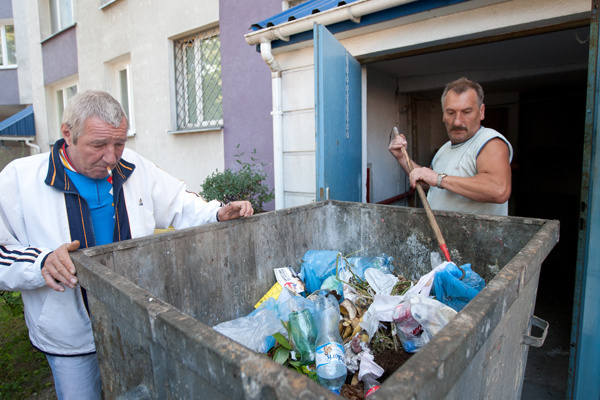 Pan Sławomir (z prawej) zabił wczoraj sześć szczurów, buszujących w bloku przy ul. Łagiewnickiej. 
