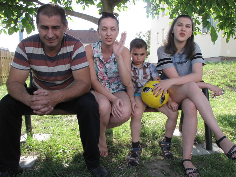 Andriej Sirowatskyi z żoną Tatianą i dziećmi: Dmytrem (wołają na niego Dima) i Olą (na nią Sasza) przed swoim blokiem w Strzelcach Krajeńskich 
