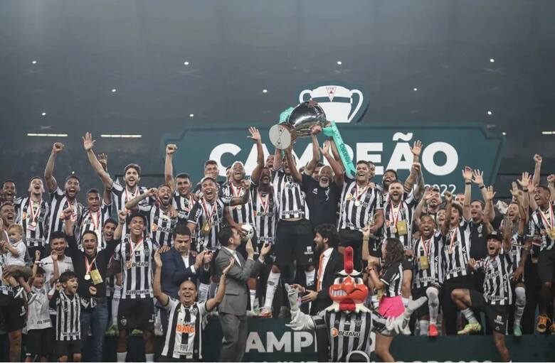 Atletico Mineiro świętujące mistrzostwo stanu Minas Gerais w 2022 roku