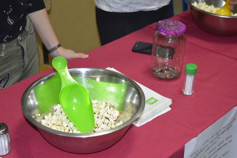 Uczennice ZSP nr 3 w Łowiczu sprzedawały popcorn i racuchy na rzecz WOŚP [ZDJĘCIA]