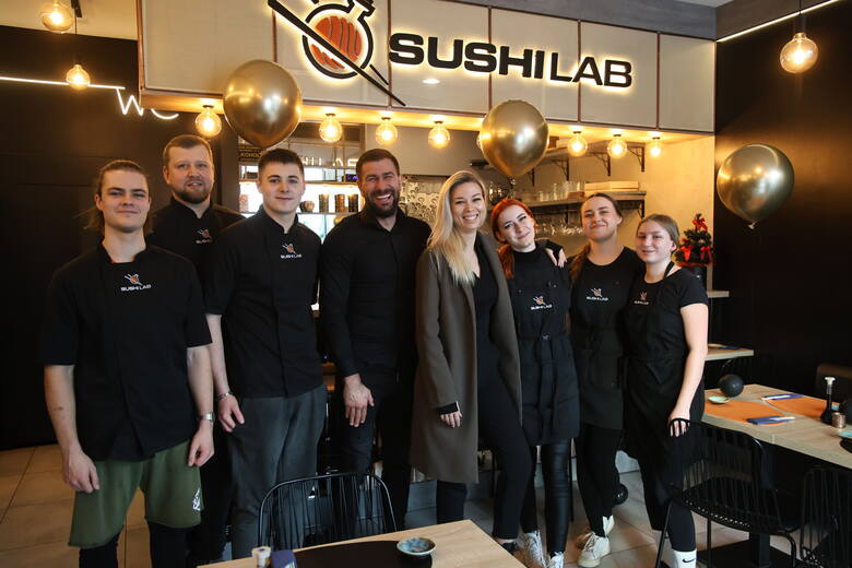 Cały team Sushi Lab z właścicielami Sylwią i Kamilem Sylwestrzakiem.