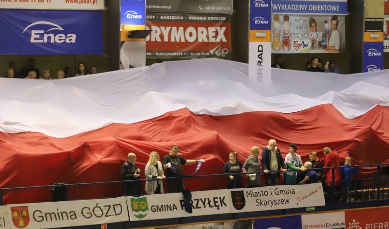 Ta ogromna flaga pojawiła się na trybunach radomskiej hali podczas niedzielnego meczu siatkarzy Cerradu Enea Czarni z MKS Będzin.