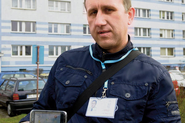  Rachmistrz Andrzej Pożycki prezentuje urządzenie zwane handheld, czyli podręczny terminal, na którym spisuje dane łodzian, a te są przesyłane do Urzędu Statystycznego i tam przetwarzane. 