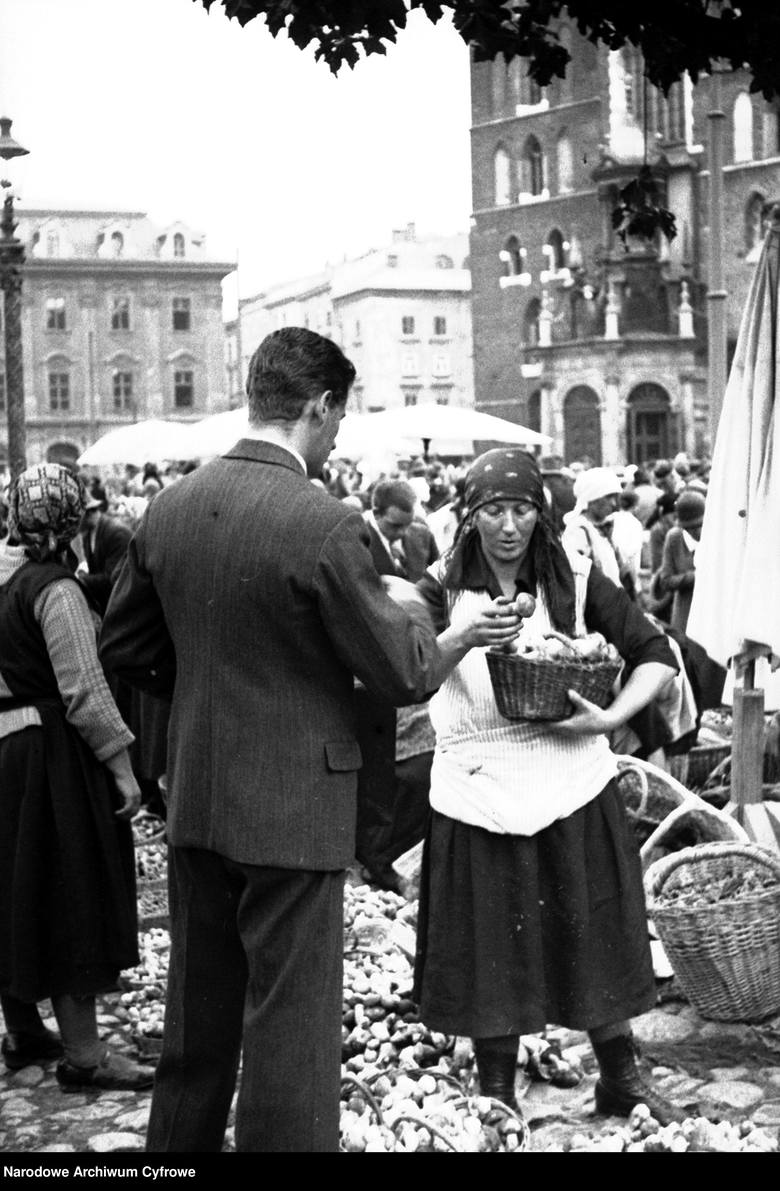 <strong>1931</strong><br /> <br /> Kobieta sprzedająca grzyby na rynku w Krakowie. W tle Kościół Mariacki.<br />  <br />  